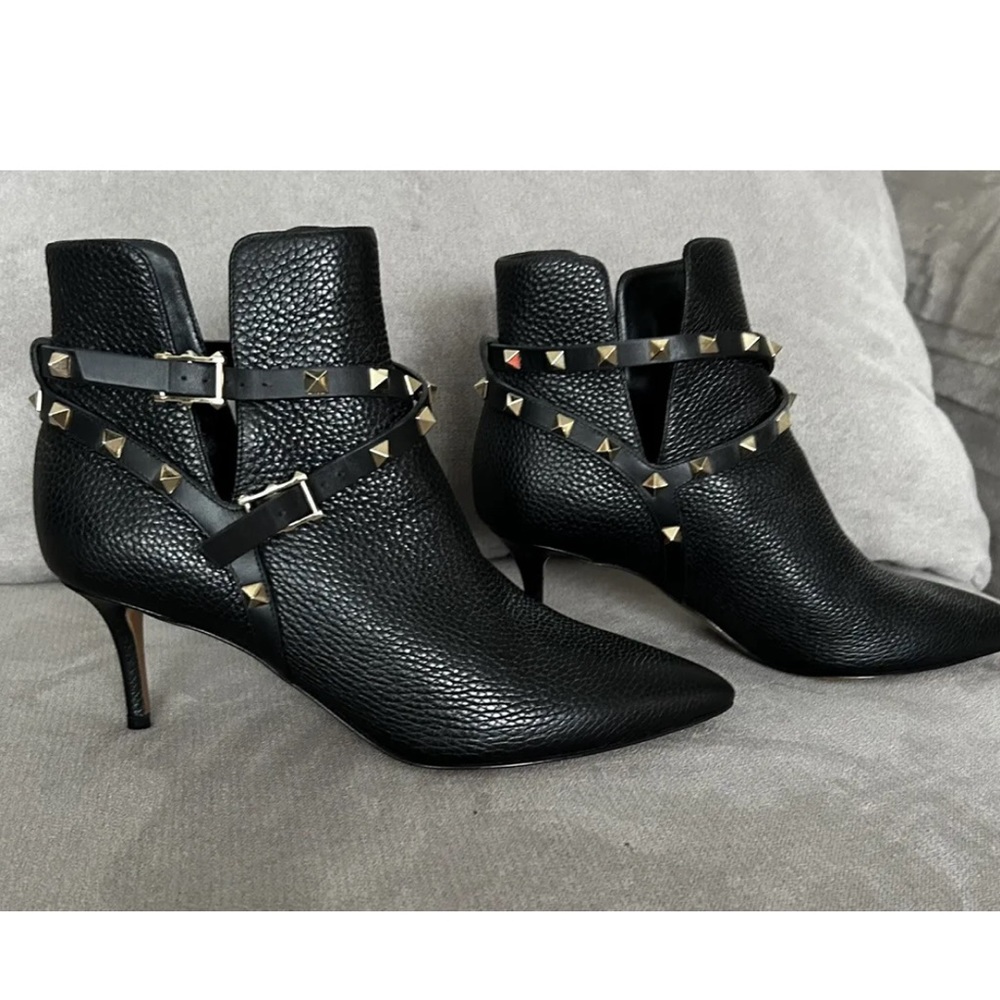 Valentino kitten heel Rockstud Booties in size 39.5(authentic)